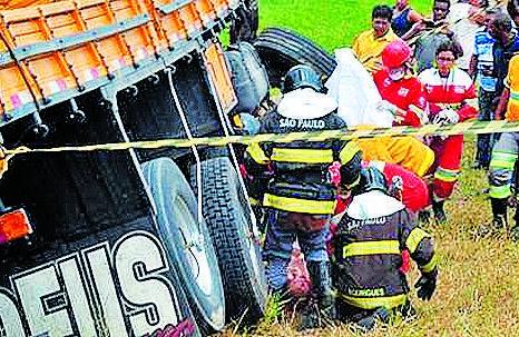 Equipes de socorro resgatam o motorista, preso embaixo do caminh&atilde;o  (Rodrigo Fernandes/MGAcontece)