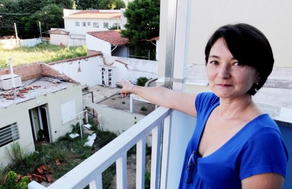Dulcimar mostra casas abandonadas na Rua Bar&atilde;o de Atibaia com caixas d?&aacute;gua abertas e telhado quebrado, criadouros do mosquito Aedes aegypti ( Rodrigo Zanotto/Especial para AAN)