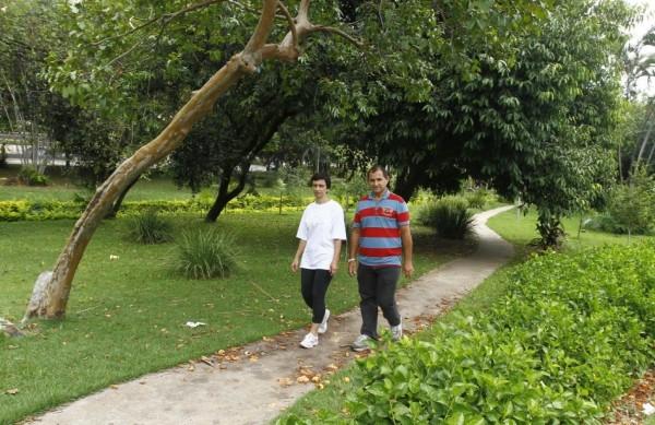 Aparecida e &Aacute;lvaro caminham pela Pra&ccedil;a Perseu Leite de Barros, que era cuidada pelo pai Geraldo Torres ( Gustavo Tilio/Especial para a AAN)