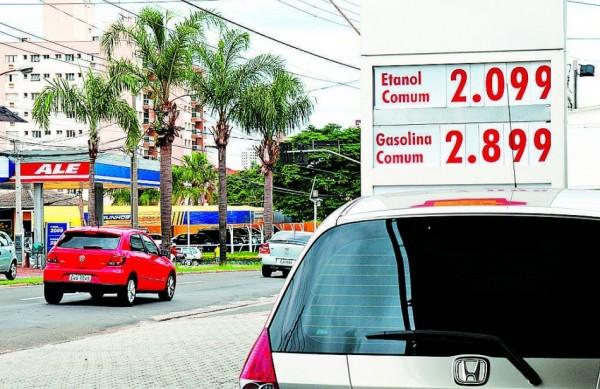 Pre&ccedil;o do etanol passa dos R$ 2 em alguns postos de combust&iacute;vel  ( Antonio Trivelin/Gazeta de Piracicaba )