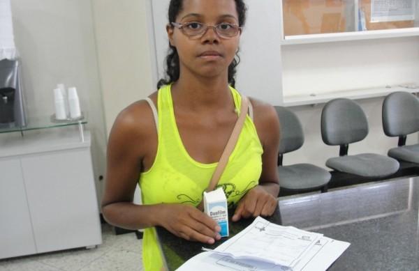 A aut&ocirc;noma Lucilene Souza, com o rem&eacute;dio para verrugas que comprou  (ntonio Archangelo/JC Rio Claro )