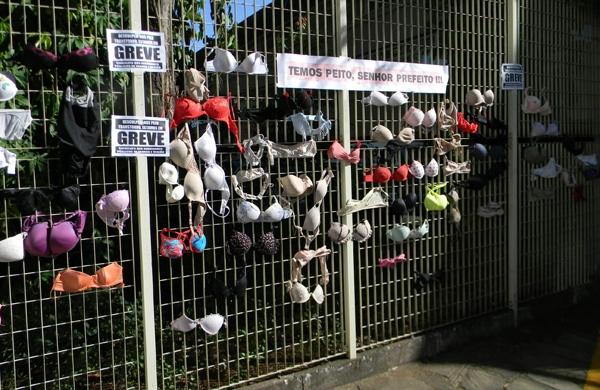 Suti&atilde;s em resposta ao prefeito, que teria dito que professoras n&atilde;o t&ecirc;m peito para protestar ( Reprodução)