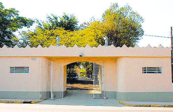 Fachada do Cemit&eacute;rio da Saudade: quem n&atilde;o se apresentar pode perder o lote (Divulgação)