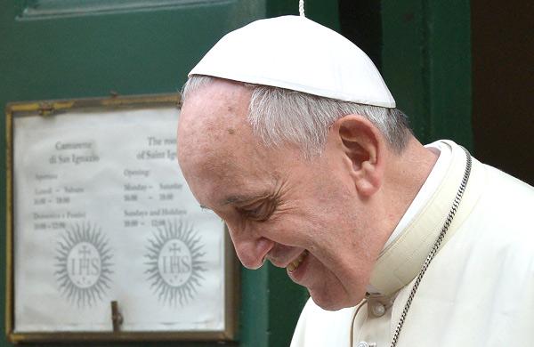 O Papa Francisco pregou nesta sexta-feira (3) a favor da 'gentileza' e contra 'os golpes de varas inquisitivas', em uma missa em Roma (AFP)