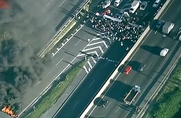 Ao menos mil manifestantes ocupam o Largo da Batata por mais moradia ( Reproduçã/Globo News)