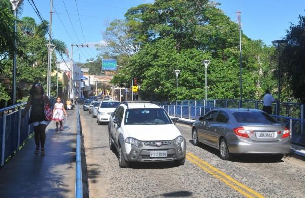 Ponte que d&aacute; acesso aos distritos de Sousas e Joaquim Eg&iacute;dio &eacute; insuficiente para a demanda de tr&aacute;fego, que aumenta nos finais de semana; constru&ccedil;&atilde;o de nova estrutura divide moradores ( César Rodrigues/AAN)
