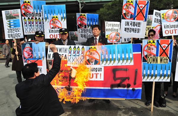 Protesto contra os exerc&iacute;cios militares conjuntos foram realizados por Coreia do Sul e Estados Unidos (France Press)
