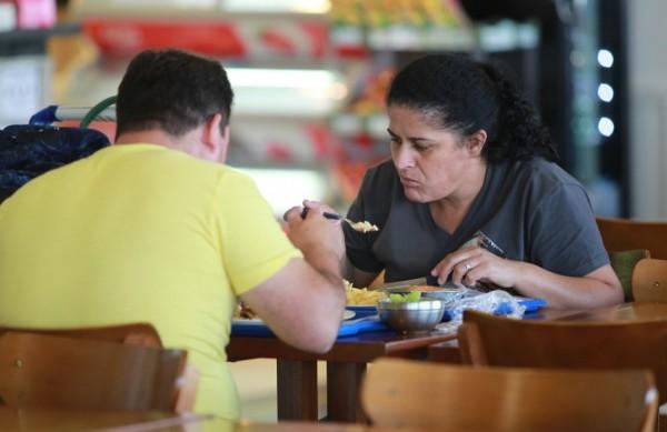 O casal Dalva e Gerson Santos, que mora em Alambari (SP), durante almo&ccedil;o em Campinas: reclama&ccedil;&atilde;o ( Leandro Ferreira/AAN)