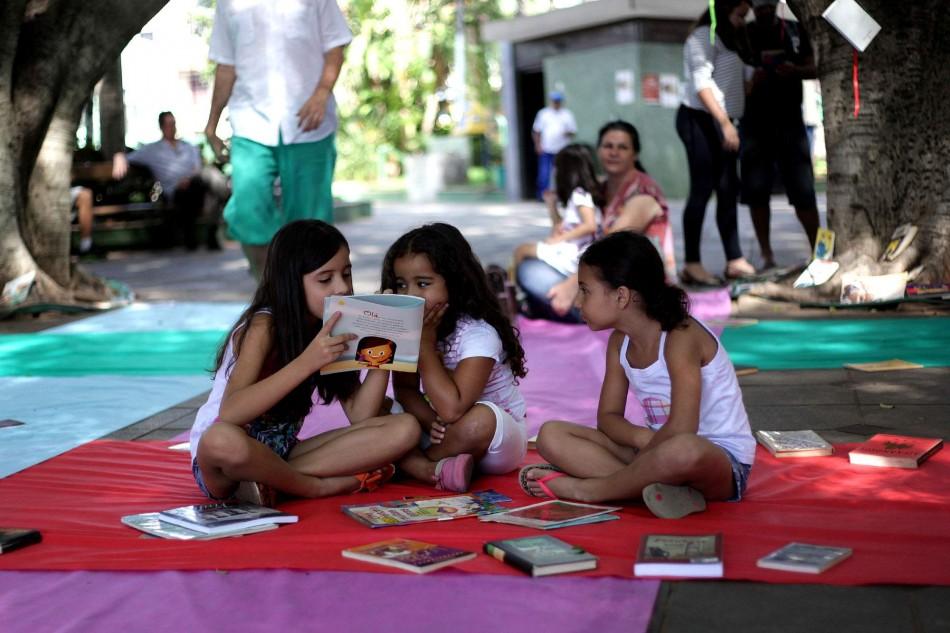 Abertura da Semana da Leitura, com conta&ccedil;&atilde;o de hist&oacute;rias e atividade livroeiro na Pra&ccedil;a Santana, em Vinhedo r
 (Erick Leite/PMV)