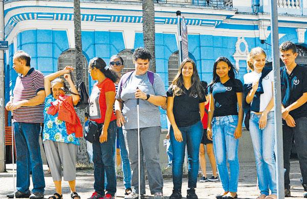 Grupo formado por 20 pessoas com defici&ecirc;ncias se reuniu na entrada do J&oacute;quei Clube e passeou pelo Centro de Campinas (Elcio Alves/AAN)
