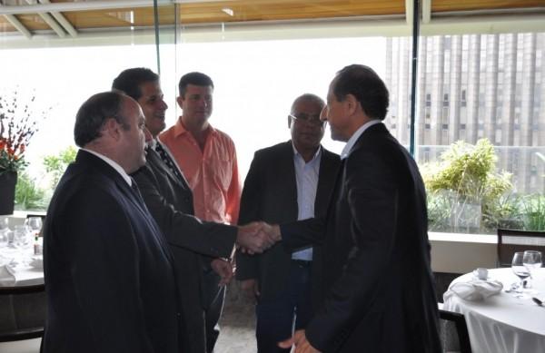 Garnero cumprimenta o pr&eacute;-candidato do PMDB ao governo estadual, Paulo Skaf, ao lado de outros filiados ( Cedoc/RAC)