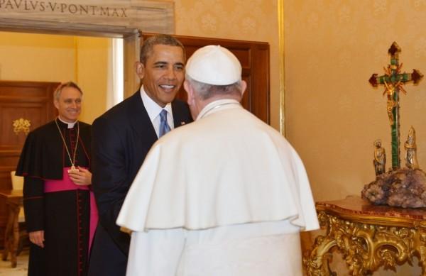Papa recebeu de p&eacute;, na entrada de sua biblioteca privada e com uma certa formalidade, o presidente americano (France Press)