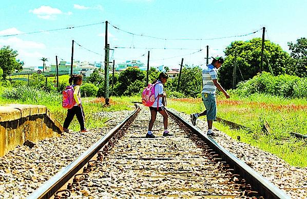 Crian&ccedil;as e rapaz atravessam linha f&eacute;rrea do trem em Vinhedo  ( Gustavo Tilio/Especial para a AAN)