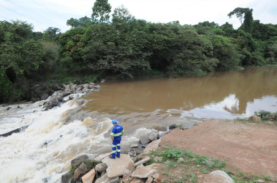 Rio Atibaia teve uma queda abrupta na vaz&atilde;o  ( Edu Fortes/AAN)