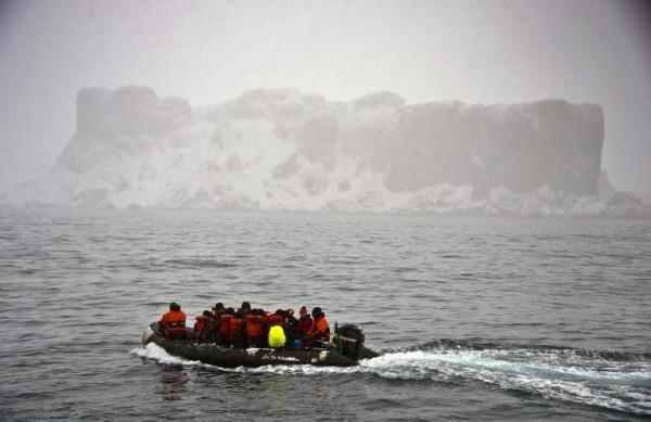 Barco leva cientista brasileiros &agrave; Anm&aacute;rtica: nova temporada cient&iacute;fica come&ccedil;ar&aacute; no pr&oacute;ximo ver&atilde;o, 2014-2015 (France Press)
