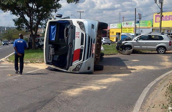 Van, no momento do acidente, n&atilde;o transportava nenhum estudante (Dorinaldo Oliveira/AAN)