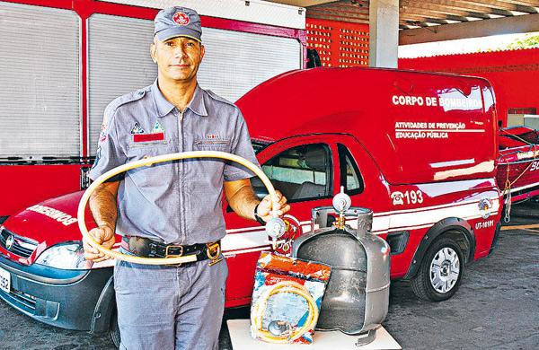 Soldado Guaracy exibe kit do projeto &quot;Chama Segura&quot;, que domingo vai atender a regi&atilde;o do Novo Horizonte (Antonio Tevelin/Gazeta de Piracicaba)