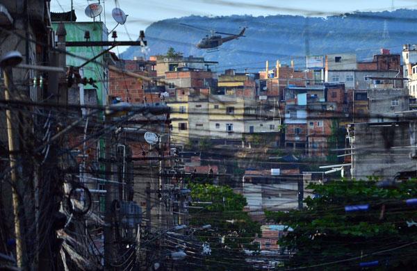 Ocupa&ccedil;&atilde;o da Favelada Mar&eacute;, no Rio, transcorreu sem nenhum incidente grave (Yasuyoshi Chiba/AFP)