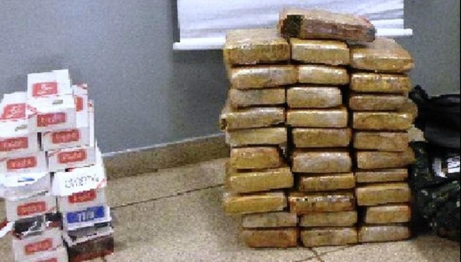 Ma&ccedil;os de cigarros comprados de forma ilegal e 25 quilos de maconha estavam em bagagem de passageiro preso ( Divulgação)