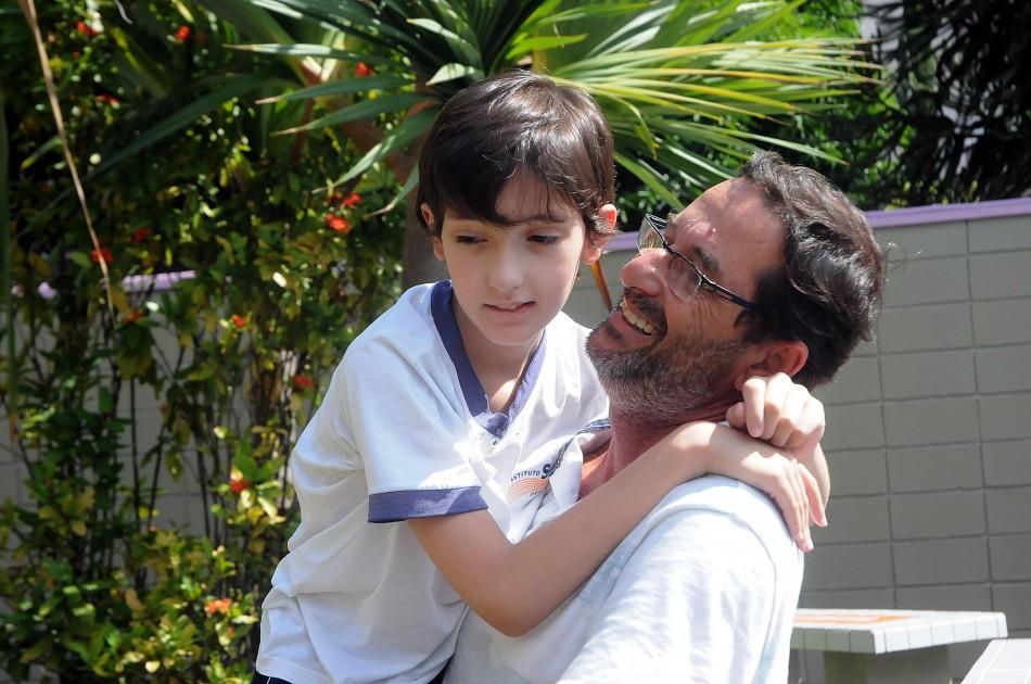 Salim Baracat e o filho Guilherme, de 10 anos, no Instituto Ser: descoberta da s&iacute;ndrome com dois anos e melhora importante no contato social (Carlos de Souza Ramos/AAN)