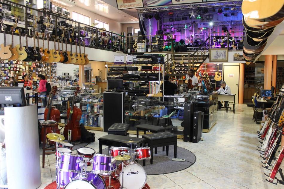 Exposi&ccedil;&atilde;o funciona como em showroom de instrumentos e e equipamentos  ( Divulgação)