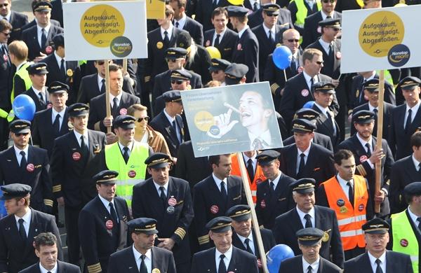 Pilotos da Lufthansa durante protesto em paralisa&ccedil;&atilde;o que obrigou o cancelamento de 3,8 mil voos (France Press)