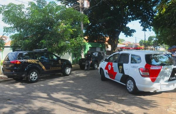 PF cumpriu mandado de busca e apreens&atilde;o em resid&ecirc;ncia no bairro Santa Genebra ( Carlos Sousamos/AAN)