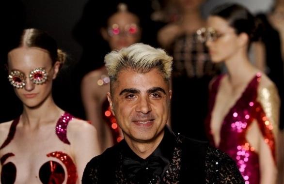 Costureiro Fause Haten teve seu momento &quot;quem sabe faz ao vivo&quot; na S&atilde;o Paulo Fashion Week 2015 ( Divulgação)