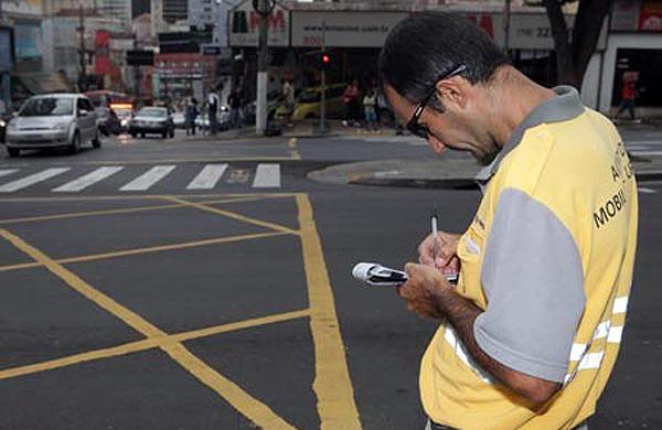 Agente da Emdec durante servi&ccedil;o em rua de Campinas (Rodrigo Zanotto/Especial para AAN)