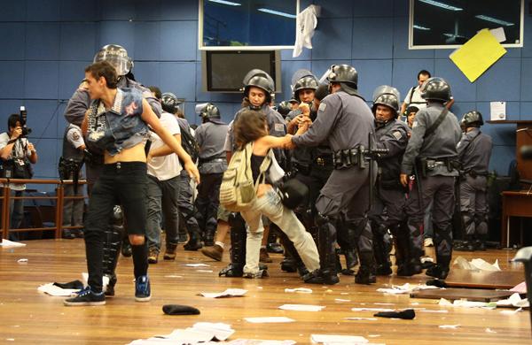 Retirada de manifestantes na Câmara de Campinas por policiais: ao todo, 134 pessoas foram encaminhadas à delegacia ( Janaína Maciel/Especial a AAN )