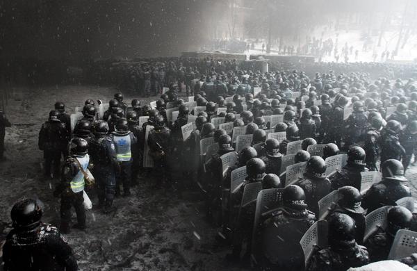 BAtalhão de policiais se preparam para enfrentar manifestantes em Kiev, na Ucrânia (France Press)