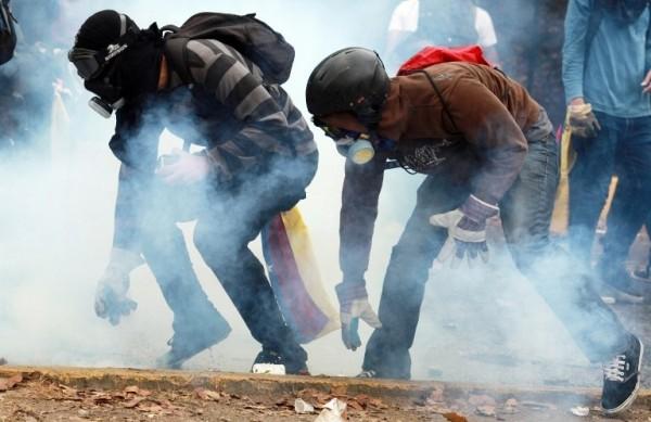 Em Caracas, estudantes jogaram pedras e a pol&iacute;cia de choque respondeu com g&aacute;s lacrimog&ecirc;neo e jatos d'&aacute;gua (France Press)