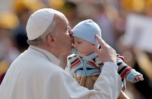 Papa beija crian&ccedil;a na Pra&ccedil;a S&atilde;o Pedro, no Vaticano (France Press)