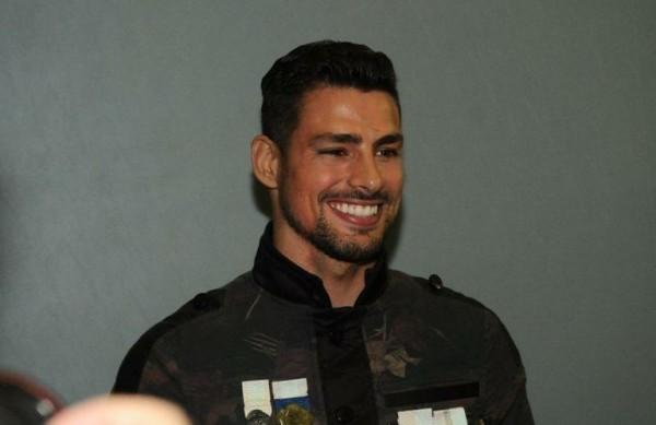 Cau&atilde; Reymond cruzou a passarela ao som de gritos e dos batuques da bateria da Vai-Vai ( Divulgação)