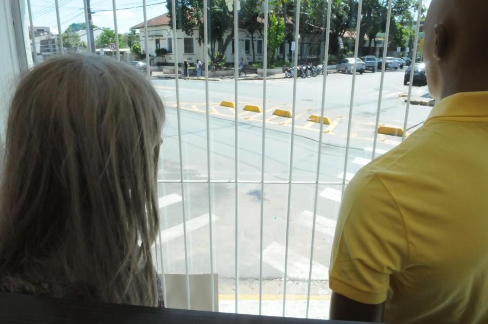 Loja de roupas no Centro de Artur Nogueira, instalou grade para evitar furtos e roubos ( Edu Fortes/AAN)