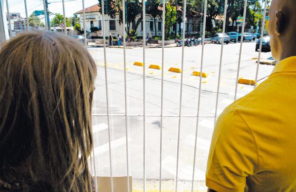 Loja de roupas no Centro de Artur Nogueira, com 50 mil habitantes, instalou grade para evitar furtos e roubos ( Edu Fortes/AAN)