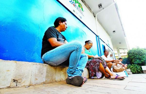 Pacientes esperam na cal&ccedil;ada em frente &agrave; UPA no Centro  (Janaina Ribeiro/Especial para AAN )