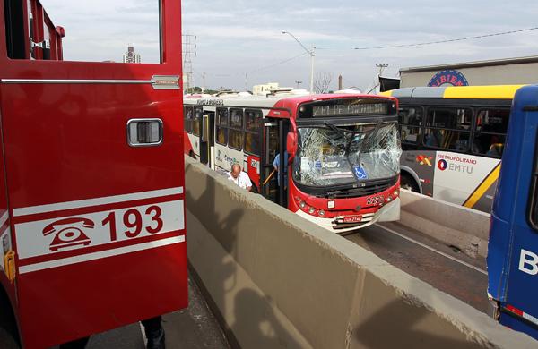 O acidente aconteceu na faixa da esquerda, que é exclusiva para ônibus, na altura da Rua do Algodão ( Leandro Ferreira/AAN)