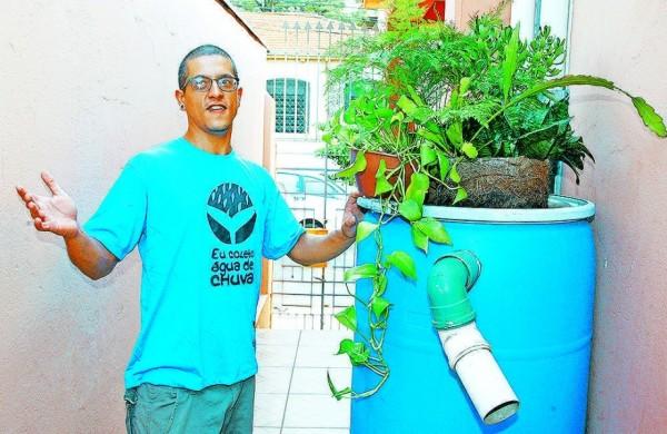 O educador ambiental Cristiano Pastor, que ensina a constru&ccedil;&atilde;o  (Christiano Diehl Neto)