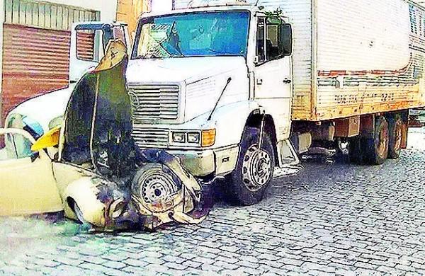 Ap&oacute;s a a batida do caminh&atilde;o, Fusca fica destru&iacute;do em Amparo  (Vinícius Eugênio/ Notícias Regionais )