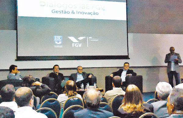 Os ex-alunos Rafael S&aacute;, Cristina Lima e Cristenio Silva, que tiveram trabalho divulgado no livro Top Projects (Divulgação)