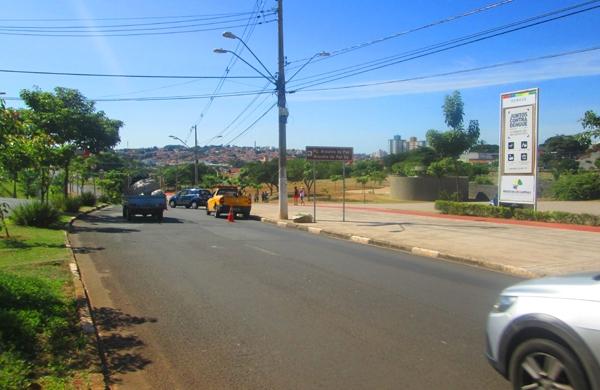 Trecho da Avenida Heitor Penteado onde o pintor foi atropelado na &uacute;ltima segunda-feira por um carro em alta velocidade: moradores do entorno dizem que v&aacute;rios acidentes acontecem no local e pedem provid&ecirc;ncias (Alenita Ramirez/7abr2014/AAN)