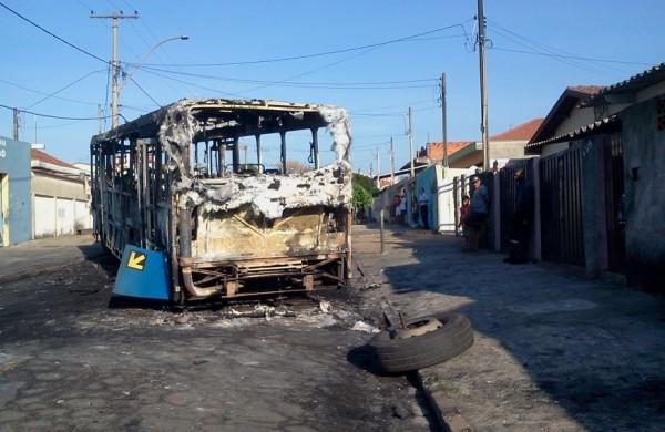 Ve&iacute;culo estava na rua Daltair Paulino na altura do n&uacute;mero 680 no bairro S&atilde;o Jos&eacute; (Dorinaldo Oliveira/ Correio Popular)