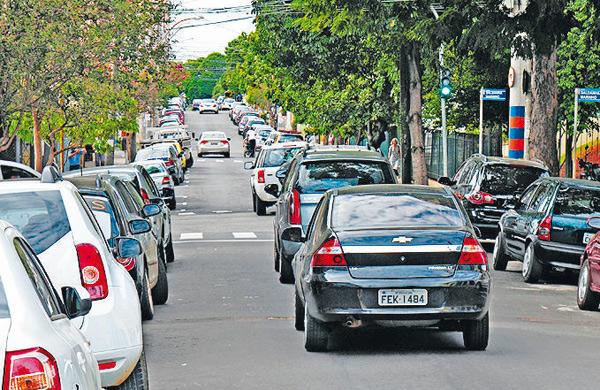 Rua Bernardino tem grande volume de ve&iacute;culos, durante todo o dia ( Antonio Trivelin/Gazeta de Piracicaba )