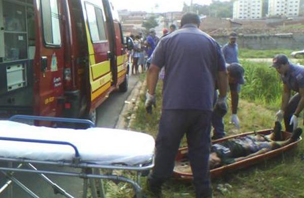 Corpo de Bombeiros resgata o rapaz que se jogou no c&oacute;rrego seco  (Vinícius Eugênio/ Notícias Regionais )
