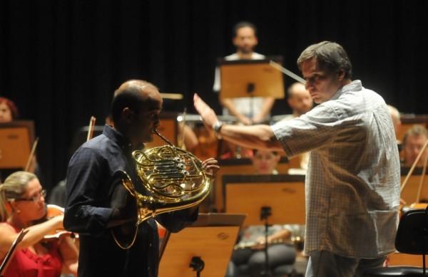 O maestro Jorge Lhez e o solista Luiz Garcia (na trompa) durante ensaio da Orquestra Sinf&ocirc;nica Municipal de Campinas ( Dominique Torquato/AAN)