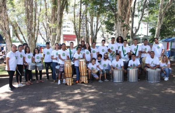 Grupo participante do projeto cultural 'Batuque na Vida' ( Divulgação)
