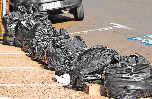 Sacos de lixo est&atilde;o acumulando nas ruas da cidade desde a noite de quinta-feira, quando teve in&iacute;cio a greve (Antonio Trivelin)