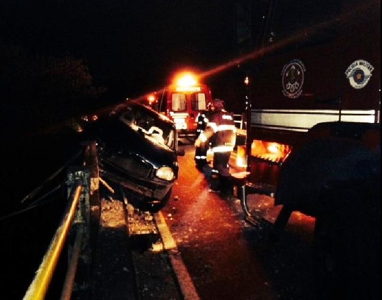 Bombeiros tiveram dificuldades para resgatar o carro por causa do hor&aacute;rio e do local do acidente (Divugalção)