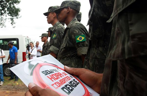 Soldados do ex&eacute;rcito participam do combate &agrave; dengue em Campinas ( Leandro Ferreira/AAN)